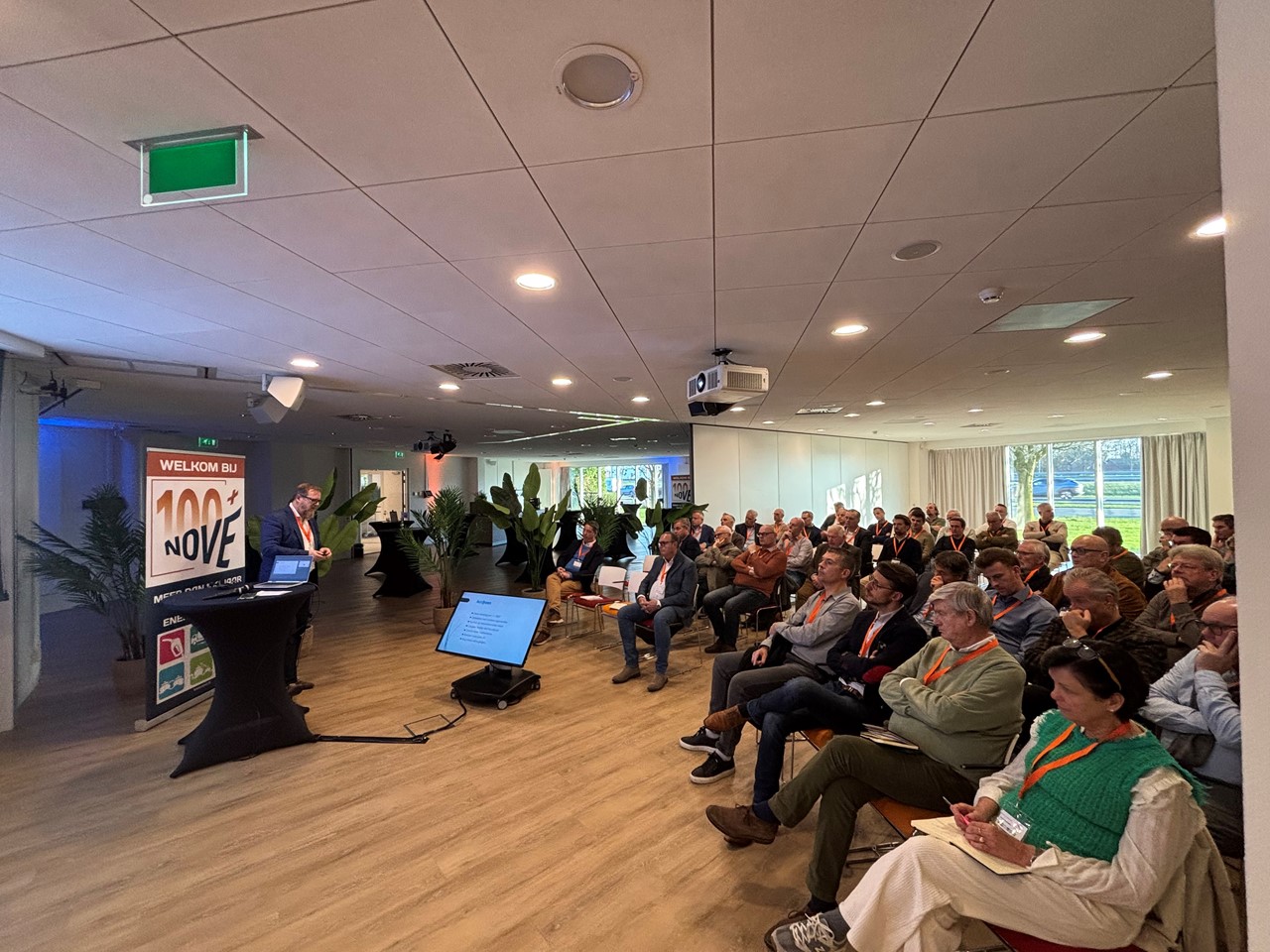 overzicht zaal vanaf rechts voor naar achter met Erik